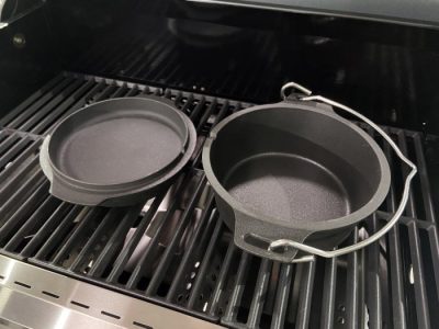 Der Deckel der schwarzen Grillfürst Dutch Oven lässt sich prima als Gusspfanne verwenden