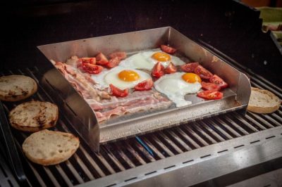 Grillfürst Edelstahl Plancha für Spiegelei, Bacon und Tomaten Spiegeleier und Speck lassen sich auf einer Plancha optimal zubereiten