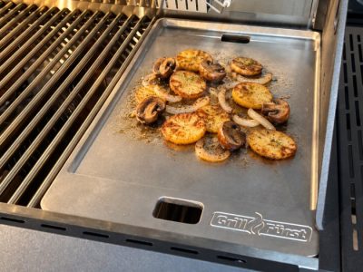 Grillfürst Edelstahlguss Wendeplatte mit glatter und geriffelter Seite Grillfürst Edelstahlguss Wendeplatte mit glatter und geriffelter Seite