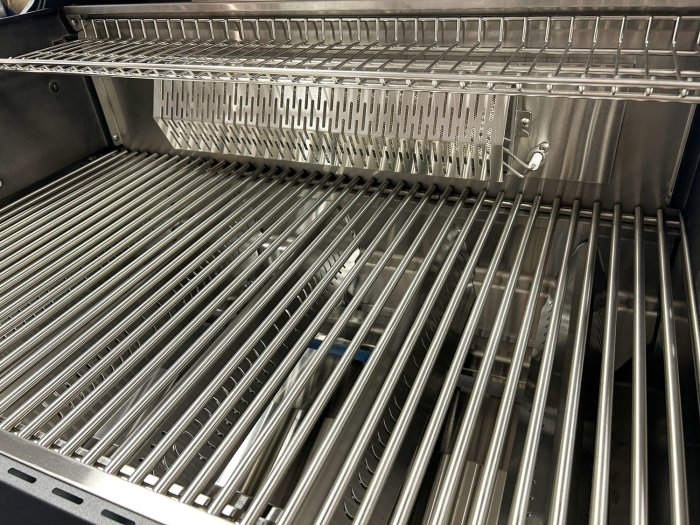 Grillfürst Independence P590E mit Edelstahlbrennern, Flammenschutz und Heckbrenner