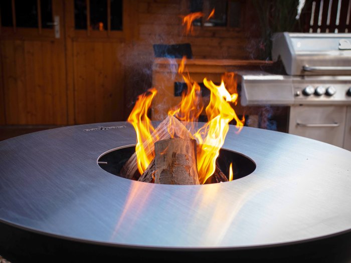 Grillfürst Feuerplatte als Feuerstelle für ein Lagerfeuer