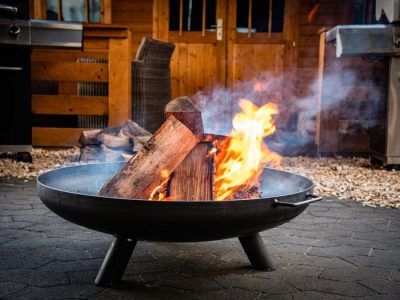 Eine Feuerschale bringt Lagerfeuerromantik in Ihren Garten oder auf Ihre Terrasse