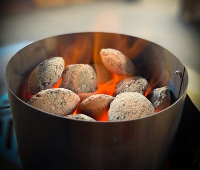 Grillkohle / Grillbriketts im Anzündkamin Grillbriketts im Anzündkamin