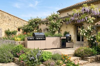 Grillfürst Moments Outdoor Küche in hellem Beige mit dunkler DEKTON Arbeitsplatte aus ultrakompaktem Stein Grillfürst Moments Outdoor Küche in hellem Beige mit dunkler DEKTON Arbeitsplatte aus ultrakompaktem Stein