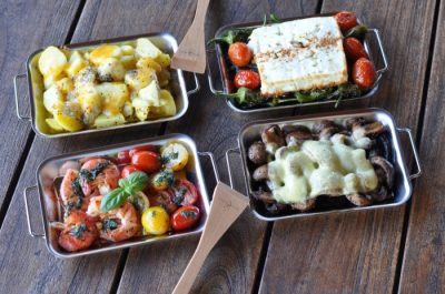 Grillschalen für verschiedene Gerichte und Beilagen vom Grill