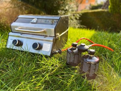 Grillfürst Campinggrill mit 2 Gaskartuschen Grillfürst Campinggrill G201E mit Kombi Kartuschenregler für zwei Gaskartuschen.