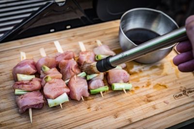 Grillfürst Marinierpinsel mit Nylonborsten zum gleichmäßigen Auftragen von Marinade auf Fleischspieße mit Frühlingszwiebeln Grillfürst Marinierpinsel mit Nylonborsten zum gleichmäßigen Auftragen von Marinade auf Fleischspieße mit Frühlingszwiebeln
