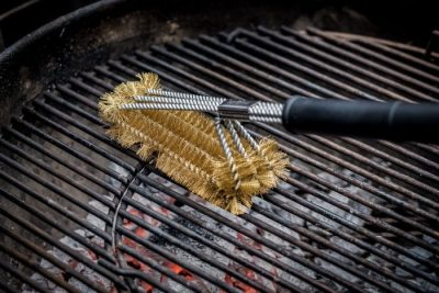 Grillrost mit einer Messingbürste gründlich von Grillrückständen reinigen Grillrost mit einer Messingbürste gründlich von Grillrückständen reinigen