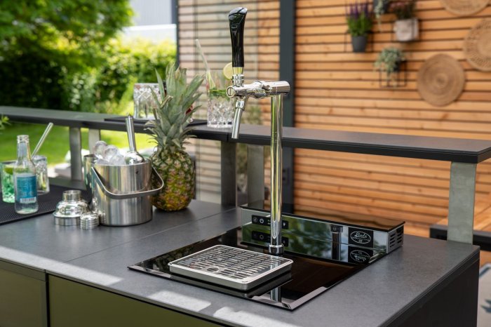 Grillfürst Moments Sideboard als Cocktailbar mit Kühlschrank, Flaschenregal, Zapfanlage und Theke