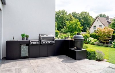 Keramikgrill auf separatem Unterbau neben dem Einbau-Gasgrill in der Outdoorküche. Keramikgrill auf separatem Unterbau neben dem Einbau-Gasgrill in der Outdoorküche.