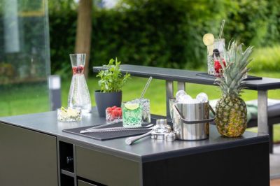 Mit einer Theken-Erweiterung wird das Sideboard mit Kühlschrank zur funktionalen Cocktailstation Mit einer Theken-Erweiterung wird das Sideboard mit Kühlschrank zur funktionalen Cocktailstation