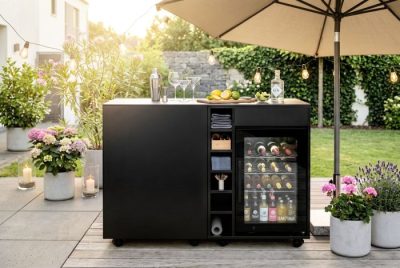 Der Outdoor Kühlschrank kann elegant und wohnlich in den Außenbreich integriert werden