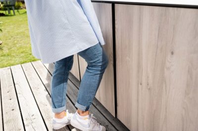 Die T&uuml;ren der Outdoor K&uuml;che lassen sich ganz einfach durch einem leichten Druck mit dem Knie &ouml;ffnen