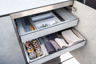 Die Grillfürst Outdoorküchen Module mit Schubladen ausstatten Großzügige Schubladen sorgen für einen organisierten Grillschrank