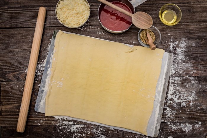 Grillfürst eckiges Pizzablech mit rohem Pizzateig