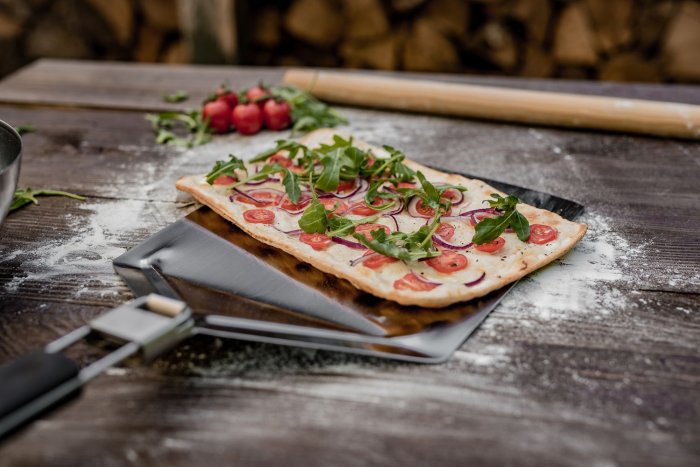 Grillfuerst klappbarer Edelstahl Pizzaheber mit leckerer Pizza