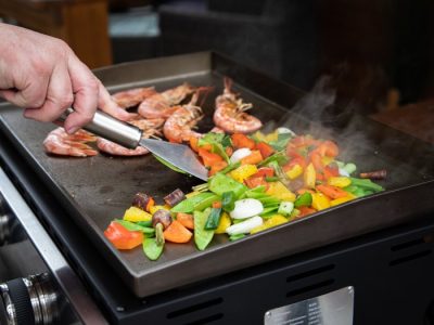 Ein kompakter Plancha Grill eignet sich für den Einsatz unterwegs, beim Campen und im Urlaub