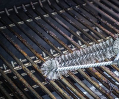 Edelstahl Grillbürste zum gründlichen Entfernen von Fett, Eingebranntem und Speiseresten vom Grillrost Edelstahl Grillbürste zum gründlichen Entfernen von Fett, Eingebranntem und Speiseresten vom Grillrost