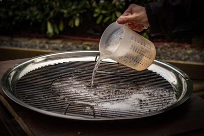 Rostreinigungswanne für 570er Grillroste Das perfekte Zubehör, wenn es um die Reinigung eines Weber Kugelgrillrostes geht