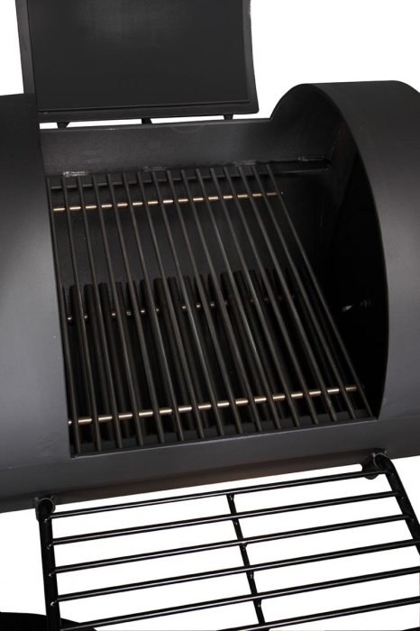 Die Brennkammer ist mit massiven Edelstahl Grillrosten und einem extra-starkem Feuerrost aus Stahl ausgestattet