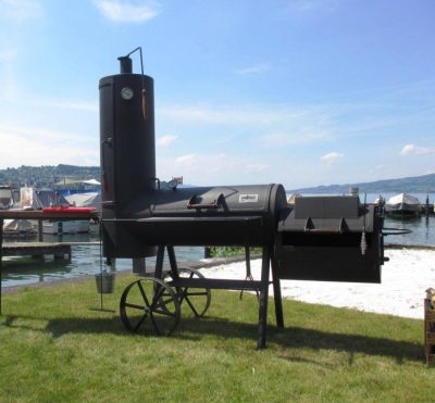Räucherturm beim Grillfürst Smoker Räucherturm zum Räuchern und als zusätzliche Grillfläche beim Grillfürst Smoker ST18