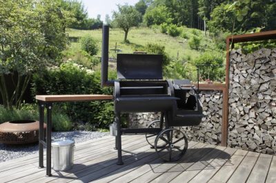 Grillfürst Smoker SK18 mit Beistelltisch Der Grillfürst Smoker SK18 mit Beistelltisch, Deckelabstandhalter und Schwenkarm