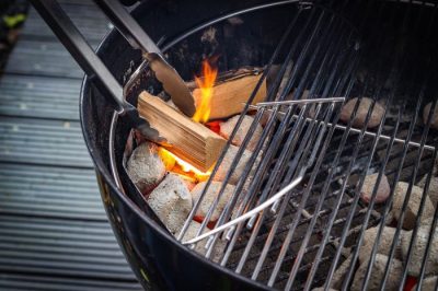 Lange Edelstahl Grillzange mit Zangenkopf zum sicheren Platzieren von Brennholz Lange Edelstahl Grillzange mit Zangenkopf zum sicheren Platzieren von Brennholz