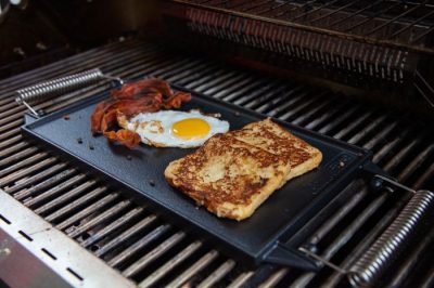 Eckige Grillplatte auf dem Grillrost Die eckige Grillplatte kann auch auf dem Grillrost platziert werden.