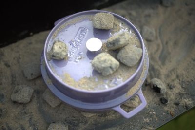Dutch Oven ohne Füße mit Briketts befeuern Der bunt emaillierte Dutch Oven ohne Füße kann auch problemlos mit Briketts befeuert werden