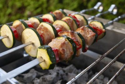 Thüros Tischbaikal mit Grillspießen Grillspieße auf dem Thüros Tischbaikal