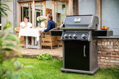 Grillstationen bieten viel Platz und Komfort – zum Beispiel Napoleon Rouge XT425 mit Gas