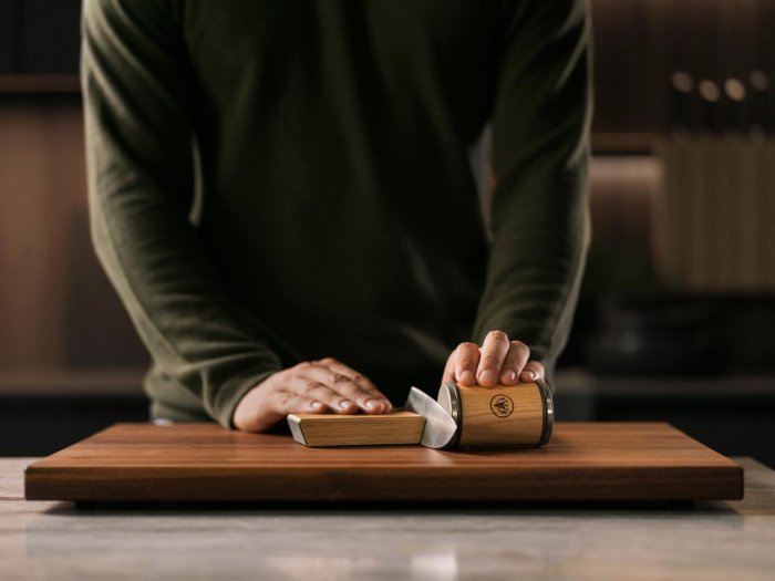 Zum Schleifen mit dem HORL 3 Rollschleifer wird das Messer einfach an der Lehre magnetisch befestigt