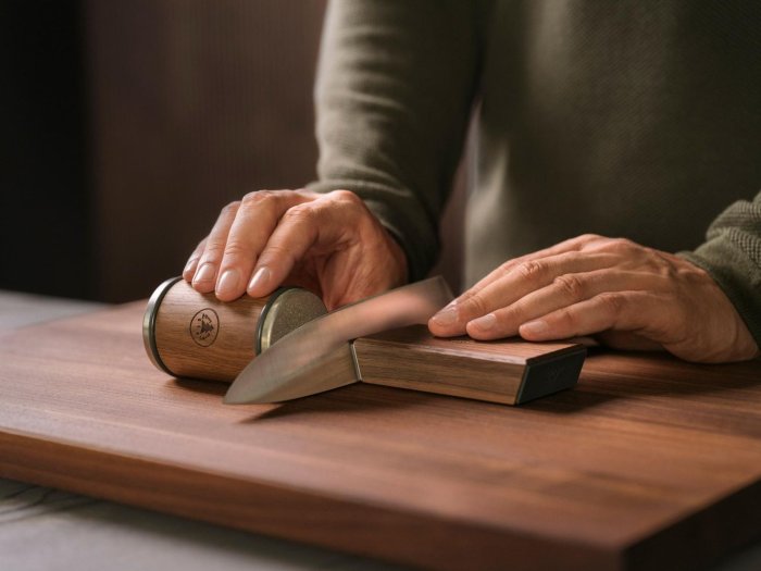 Zum Schleifen mit dem HORL 3 Rollschleifer wird das Messer einfach an der Lehre magnetisch befestigt
