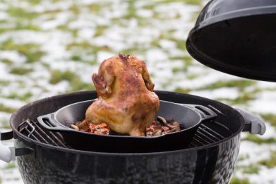 Petromax Gusseisen Hähnchenbräter Leckeres Grillhähnchen – kein Problem mit einem Hähnchenbräter, hier von Petromax