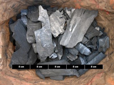 Optischer Holzkohle Test Feinporige Oberfläche, schwarz, glänzende Farbe mit blaustichigen Flächen und große Stücken zeigen die Qualität der Holzkohle