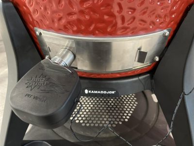 Kamado Joe Keramikgrill mit BBQ Guru Der Kamado Joe Keramikgrill kann problemlos mit einem BBQ Guru gesteuert werden: Die perfekte iKamand Alternative! (hier im Bild: Universal-Set mit externem Lüfter)