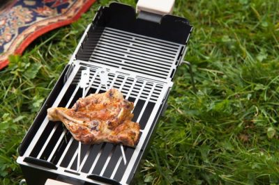 Der Knister Grill mit höhenverstellbarem Grillrost aus Edelstahl Der Knister Grill mit höhenverstellbarem Grillrost aus Edelstahl