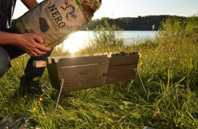 Den Knister Holzkohlegrill anzünden Den Knister Holzkohlegrill anzünden