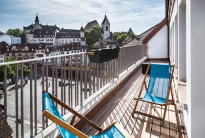 Knister Balkon Holzkohlegrill mit Geländerhalterung Knister Balkon Holzkohlegrill lässt sich mit der passenden Geländerhalterung einfach am Balkongeländer befestigen.