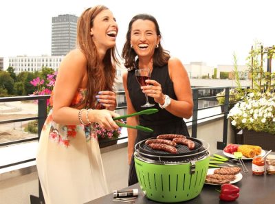 Genialer Holzkohle Tischgrill mit innovativer Technik für eine besonders raucharme Verbrennung - LotusGrill in verschiedenen Farben und Größen