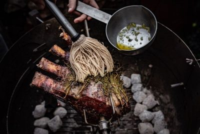 BBQ Mop mit saugfähigem Baumwollkopf zum Auftragen von Marinade auf Fleisch am Holzkohlegrill BBQ Mop mit saugfähigem Baumwollkopf zum Auftragen von Marinade auf Fleisch am Holzkohlegrill