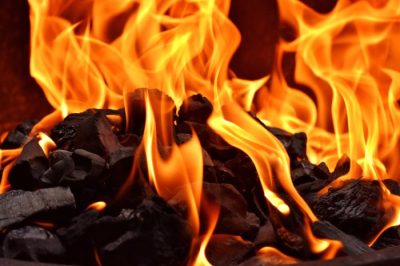 Miller Grillkohle Holzkohle lässt sich einfach und schnell entzünden