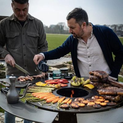 Moesta Bandit 2.0 FirePlace - Feuertonne aus Cortenstahl mit BBQ-Disk - Feuerplatte aus Gusseisen Moesta Bandit 2.0 FirePlace - Feuertonne aus Cortenstahl mit BBQ-Disk - Feuerplatte aus Gusseisen