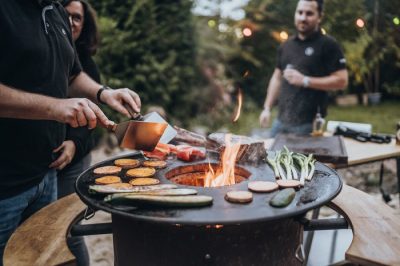 Moesta Bandit FirePlace mit Ablagebrettern und BBQ-Disc Grillvergnügen mit der Moesta Bandit Feuerstelle und BBQ Disc