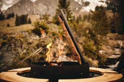 Flammlachs auf dem Moesta Edelstahlbrett am offenen Feuer zubereiten Lachsfilet auf einem schräg montierten Moesta Edelstahl-Flammlachsbrett an der Bandit-Feuertonne