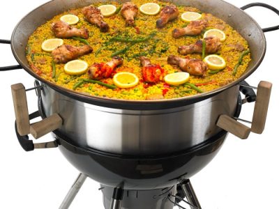 Paella mit Hähnchen, Meeresfrüchten, Bohnen und Zitronenscheiben in Moesta Paellapfanne auf dem Grill Paella mit Hähnchen, Meeresfrüchten, Bohnen und Zitronenscheiben in Moesta Paellapfanne auf dem Grill