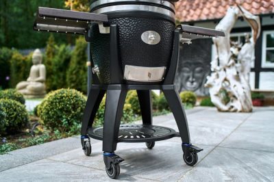 Der Monolith AVANTGARDE Keramik Grill mit Heavy Bamboo Seitenablagen