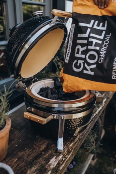 Monolith ICON Keramikgrill mit Holzkohle befüllen Monolith ICON Keramikgrill mit Holzkohle befüllen
