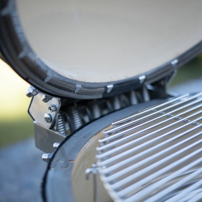 Edelstahl-Glasfaser-Dichtungssystem und Edelstahl Deckelscharnier beim Monolith TWO.55 Keramikgrill