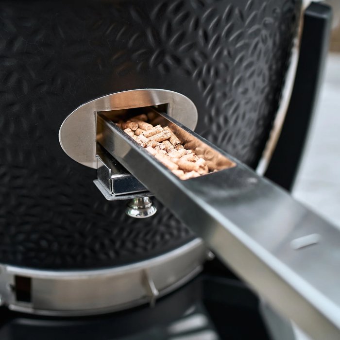 Chip Feeder System beim Monolith TWO.55 Keramikgrill